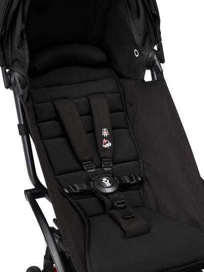 Close-up of the BABYZEN YOYO2 seat and five-point harness