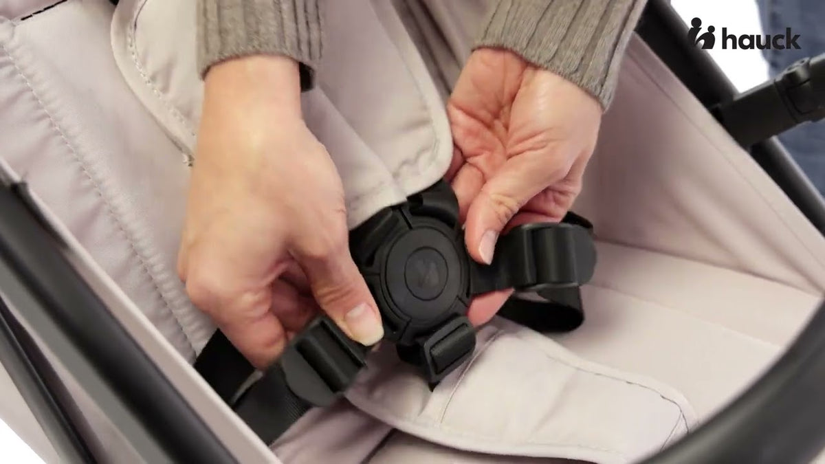 Adjusting the recline on the Hauck Travel N Care pushchair in black