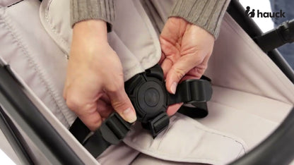 Adjusting the recline on the Hauck Travel N Care pushchair in black