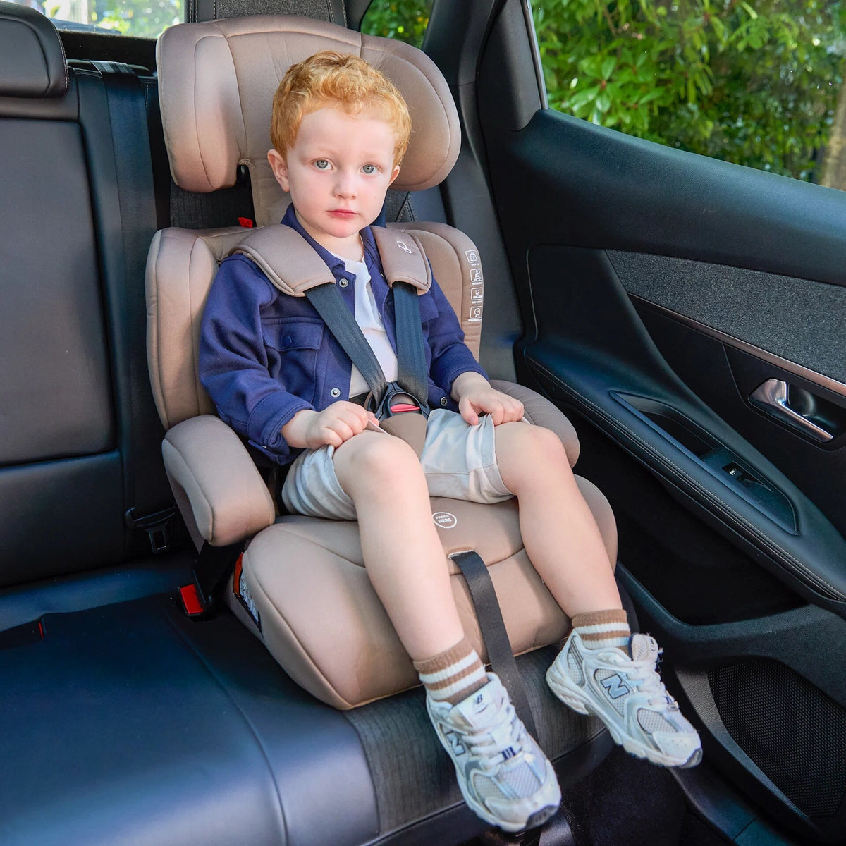Child seated in a Puggle Maxi Gro Comfort Plus car seat in a car